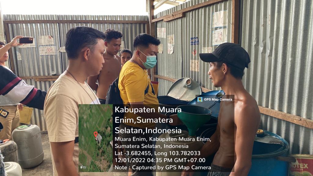 Satgas 2 Ops Illegal Drilling Polda Sumsel saat menggerebek lokasi pengoplosan BBM di Muara Enim