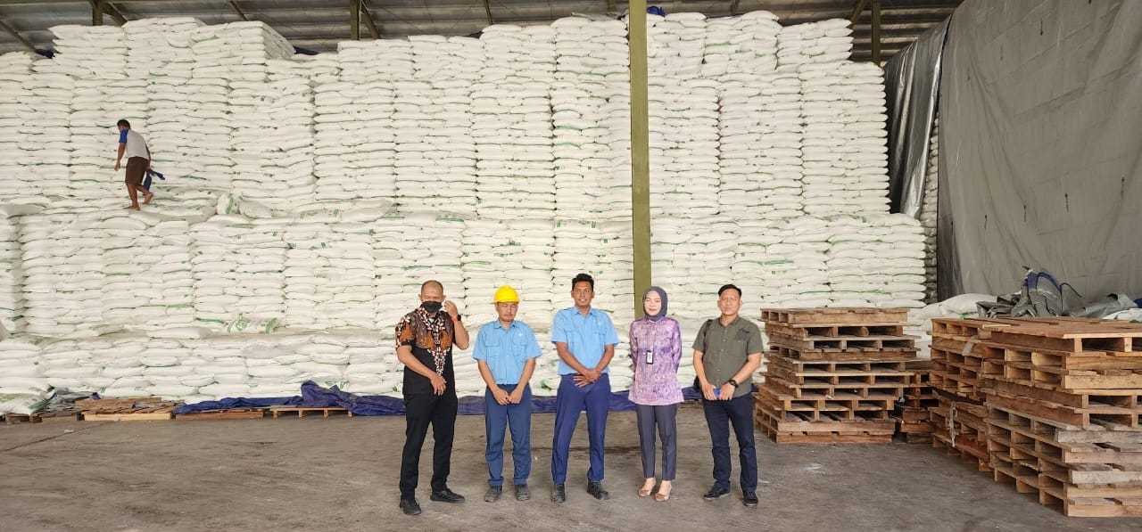 Satgas Pangan Ditreskrimsus Polda Sumsel saat mengunjungi PT PSM di Desa Puai Semambu KM 24, Indralaya, Ogan Ilir