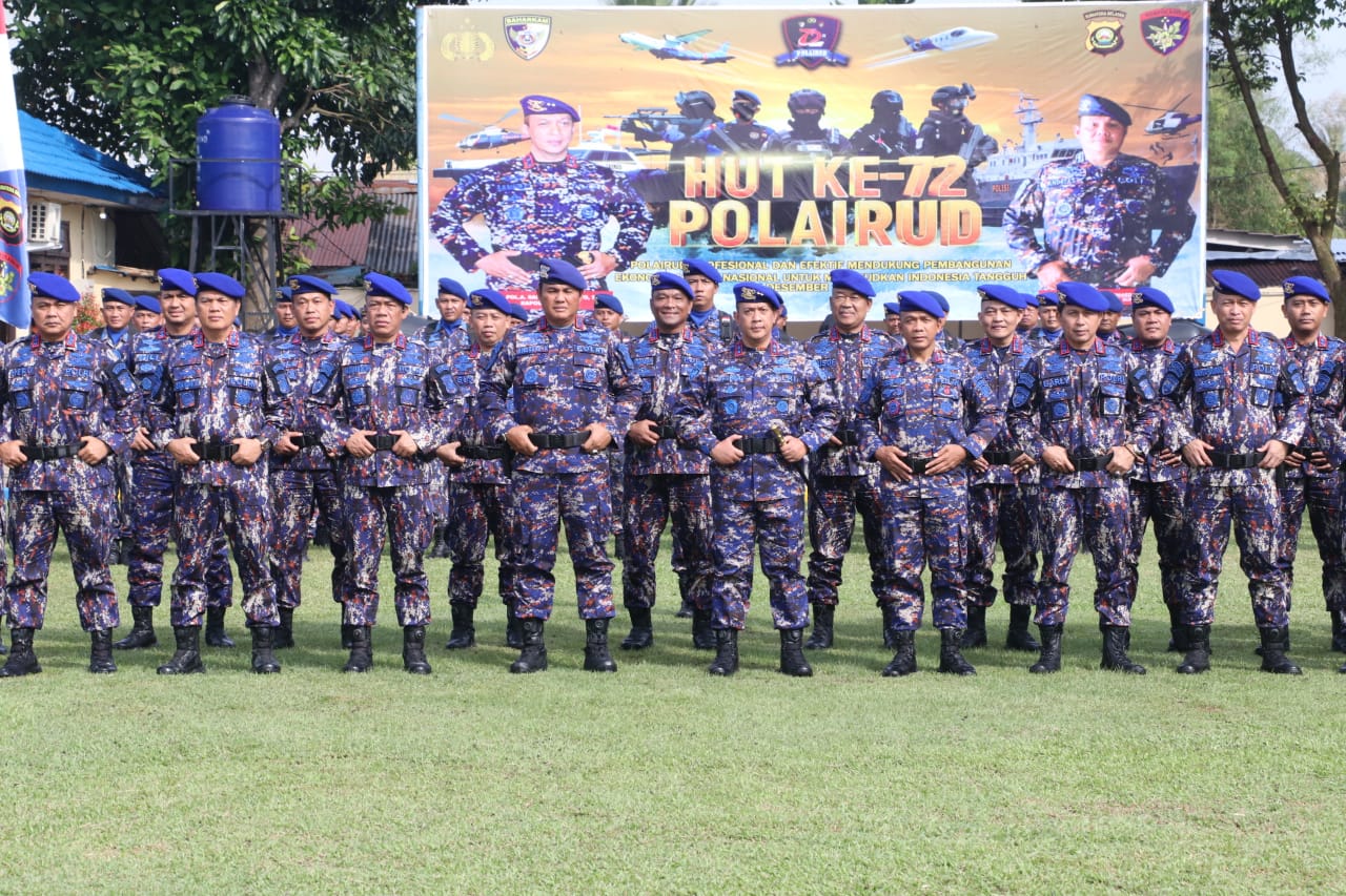 Kapolda Sumsel, Irjen Pol A Rachmad Wibowo SIK memimpin upacara Hari Ulang Tahun (HUT) ke-72 Polariud di lapangan upacara Ditpolairud Polda Sumsel, Senin (5/12/2022)