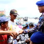 Kapolrestabes Palembang bersama Kasat Polairud melakukan bakti sosial (baksos) ke warga di Sungai Musi, Senin (5/12/2022)