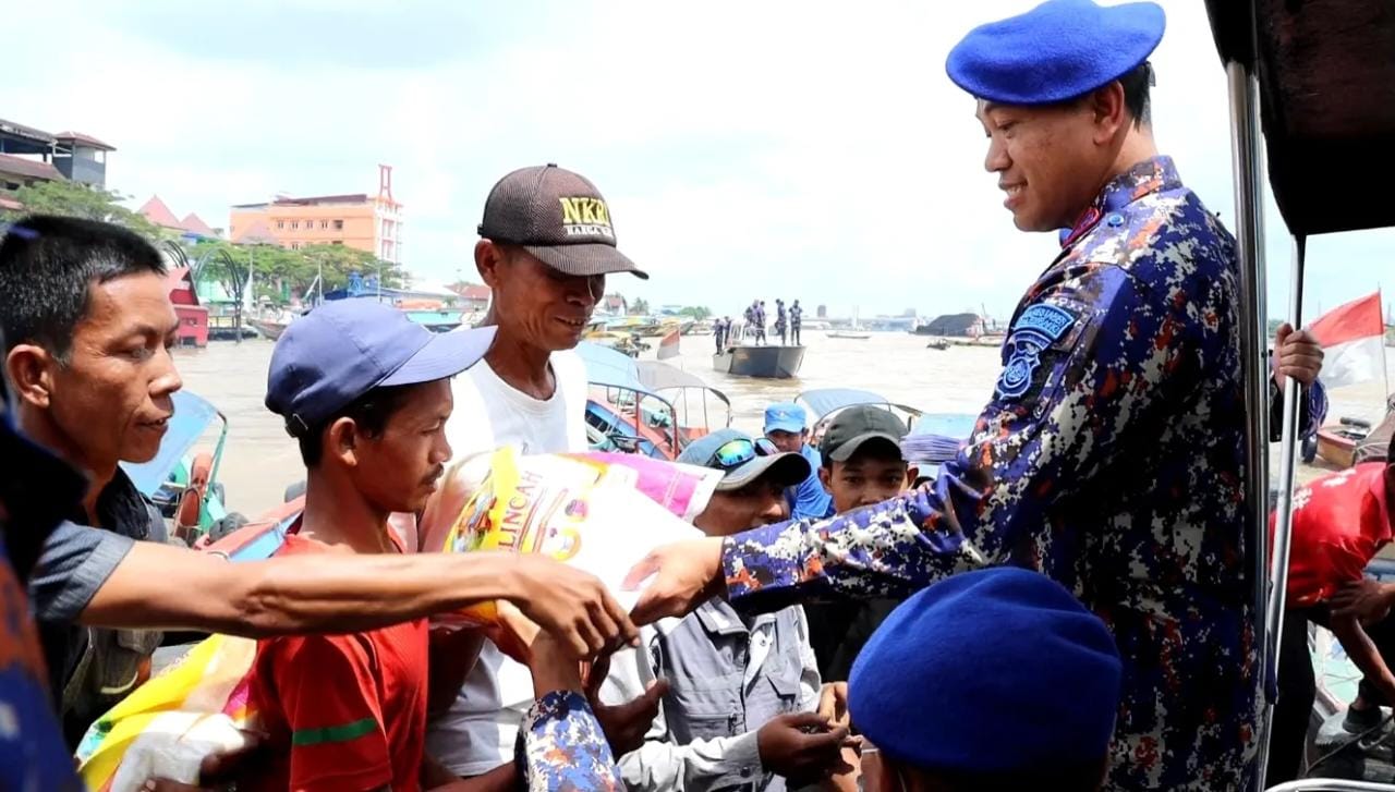 Kapolrestabes Palembang bersama Kasat Polairud melakukan bakti sosial (baksos) ke warga di Sungai Musi, Senin (5/12/2022)