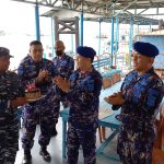 Anggota Danpos AL1 Ilir Lanal Palembang memberikan kejutan kepada Kasat Satpolairud Polrestabes Palembang Kompol Dedy Ardiansyah pada HUT ke-72 Polairud, Senin (5/12/2022)