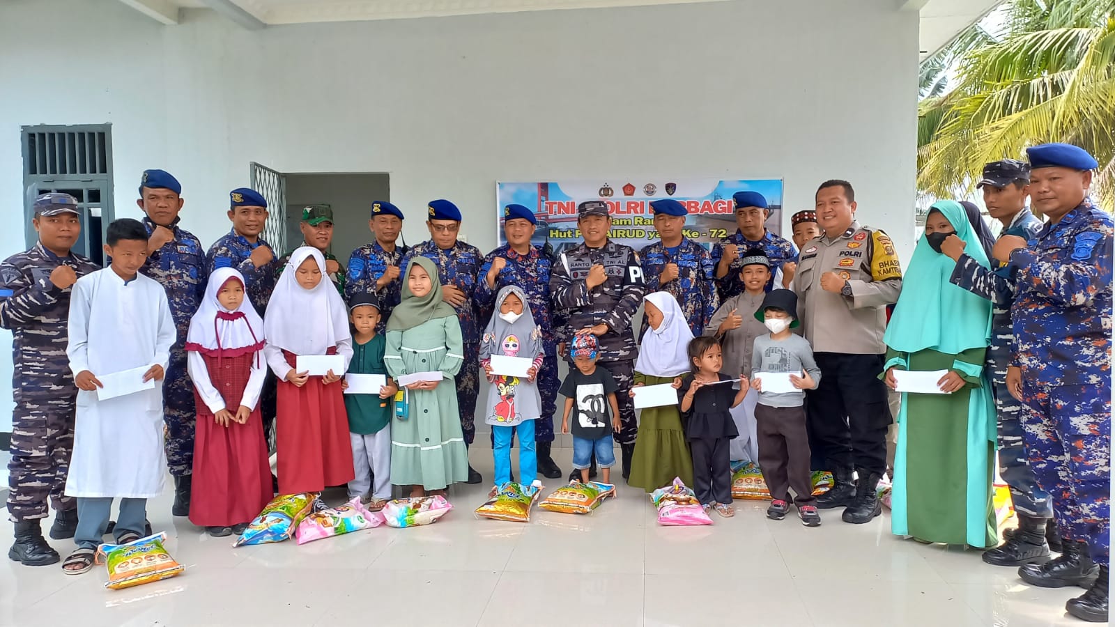 Polairud Polrestabes Palembang Polda Sumsel bersama Binpotmar 1 Ilir TNI AL, TNI AD, Bhabinkamtibmas, menggelar bakti sosial (baksos) berbagi dengan anak yatim di Binpotmar TNI AL 1 ilir Palembang
