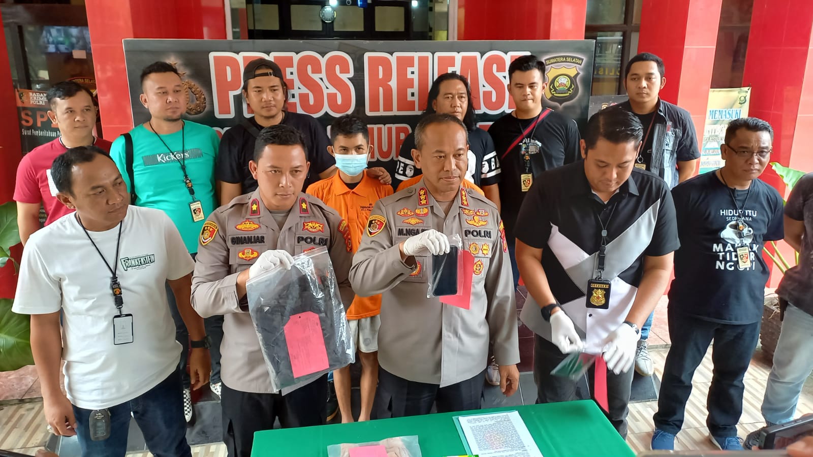 Kapolrestabes Palembang saat konferensi pers kasus pembunuhan terhadap korban di hotel berbintang kawasan Jalan Sudirman Palembang, Selasa (6/12/2022)