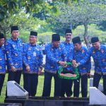 Pemerintah Kabupaten Musi Banyuasin menggelar Apel, Ziarah dan Tabur Bunga di Taman Makam Pahlawan Kusuma Bangsa Sekayu, Selasa (6/12/2022)