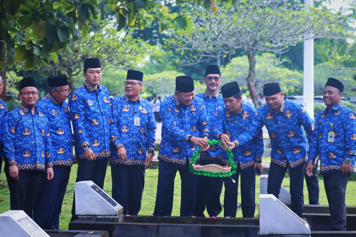 Pemerintah Kabupaten Musi Banyuasin menggelar Apel, Ziarah dan Tabur Bunga di Taman Makam Pahlawan Kusuma Bangsa Sekayu, Selasa (6/12/2022)