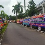 Puluhan karangan bunga dari masyarakat membanjiri hampir seluruh halaman gedung Mapolrestabes Palembang