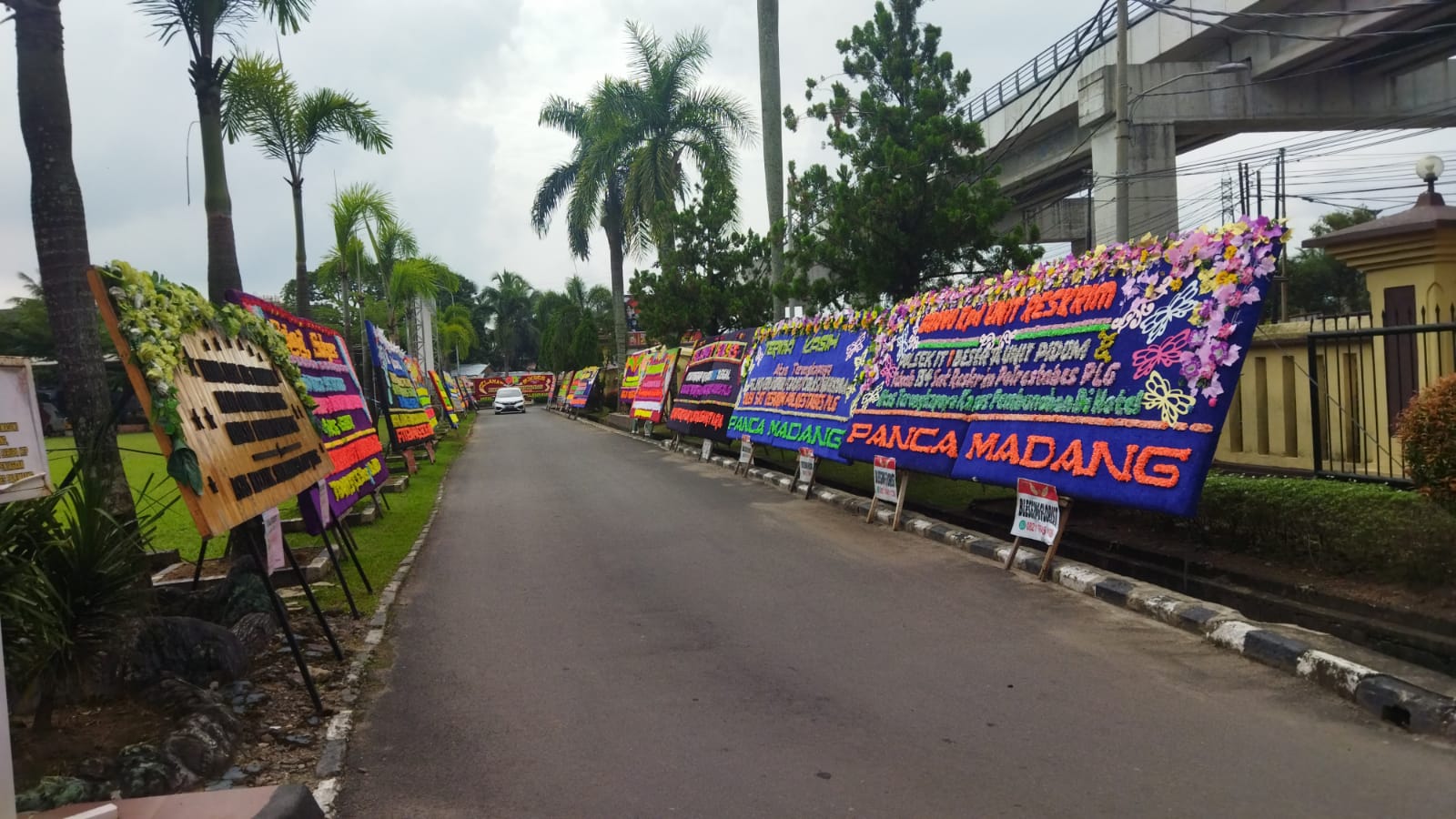 Puluhan karangan bunga dari masyarakat membanjiri hampir seluruh halaman gedung Mapolrestabes Palembang