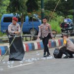 Personel Polres Musi Rawas Gotong Royong Bersihkan Sampah di Perkantoran Agropolitan Center Pemkab Mura