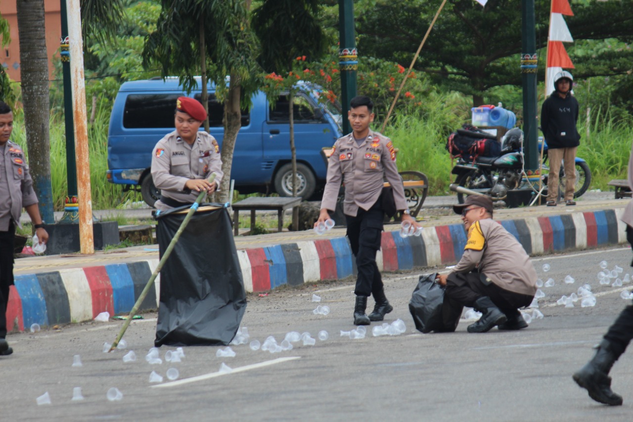 Personel Polres Musi Rawas Gotong Royong Bersihkan Sampah di Perkantoran Agropolitan Center Pemkab Mura