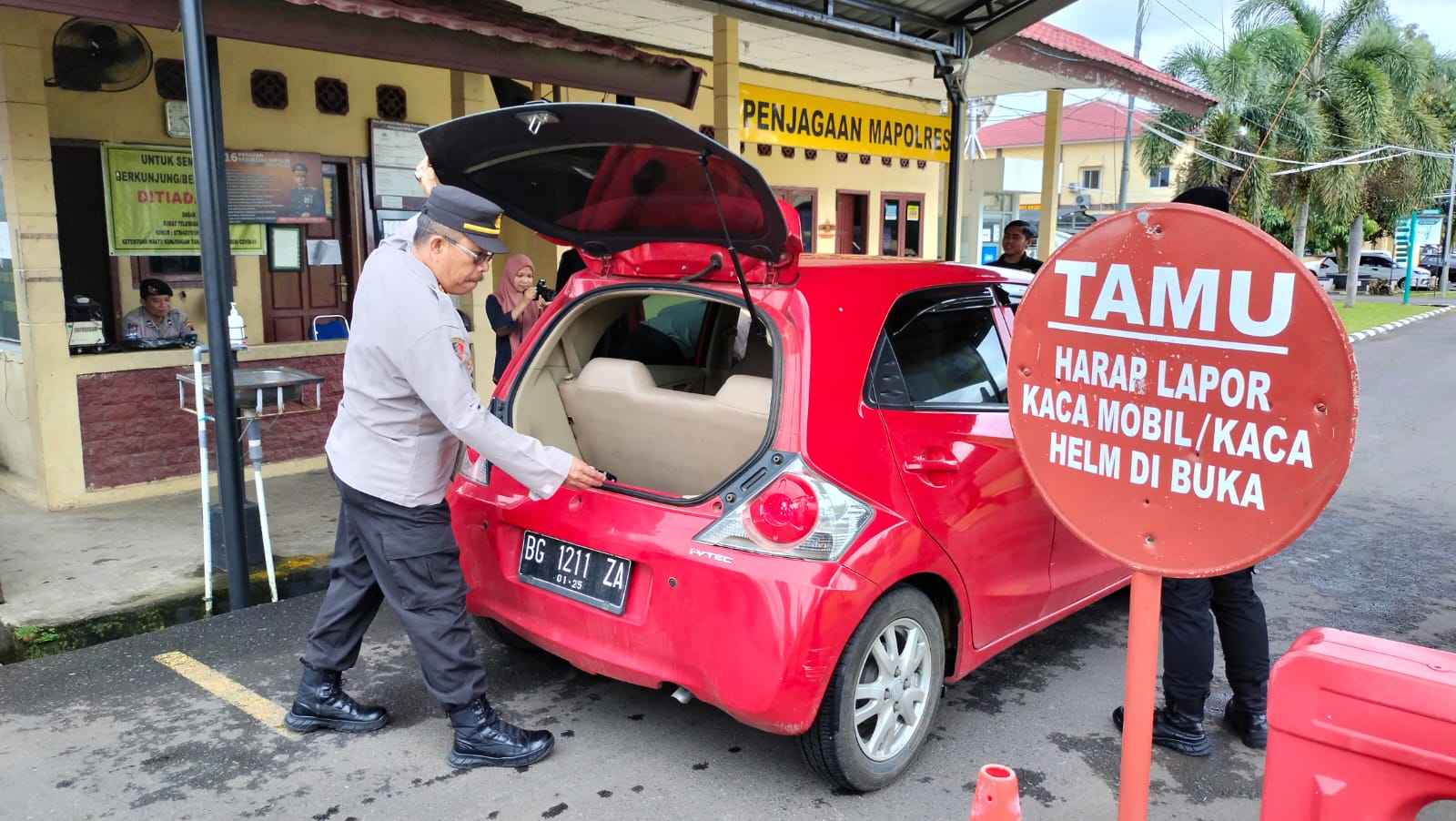 Petugas saat melakukan pemeriksaan/pengeledahan terhadap kendaraan yang akan masuk ke Mapolres Mura