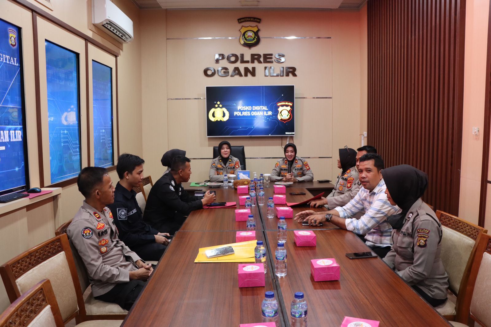 Kassubdit Bidhumas Polda Sumsel Kompol Yenni saat asistensi dengan ara personel Polres Ogan Ilir, Rabu (07/12/2022)