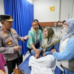 Kapolri Jenderal Listyo Sigit Prabowo menjenguk masyarakat dan personel polri yang menjadi korban peristiwa bom bunuh diri Mapolsek Astana Anyar di Rumah Sakit Immanuel, Bandung, Jawa Barat, Rabu, (07/12/2022).