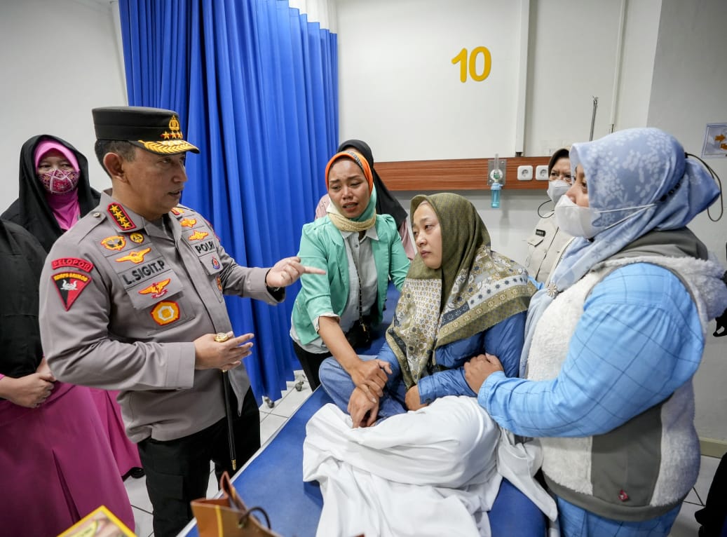 Kapolri Jenderal Listyo Sigit Prabowo menjenguk masyarakat dan personel polri yang menjadi korban peristiwa bom bunuh diri Mapolsek Astana Anyar di Rumah Sakit Immanuel, Bandung, Jawa Barat, Rabu, (07/12/2022).