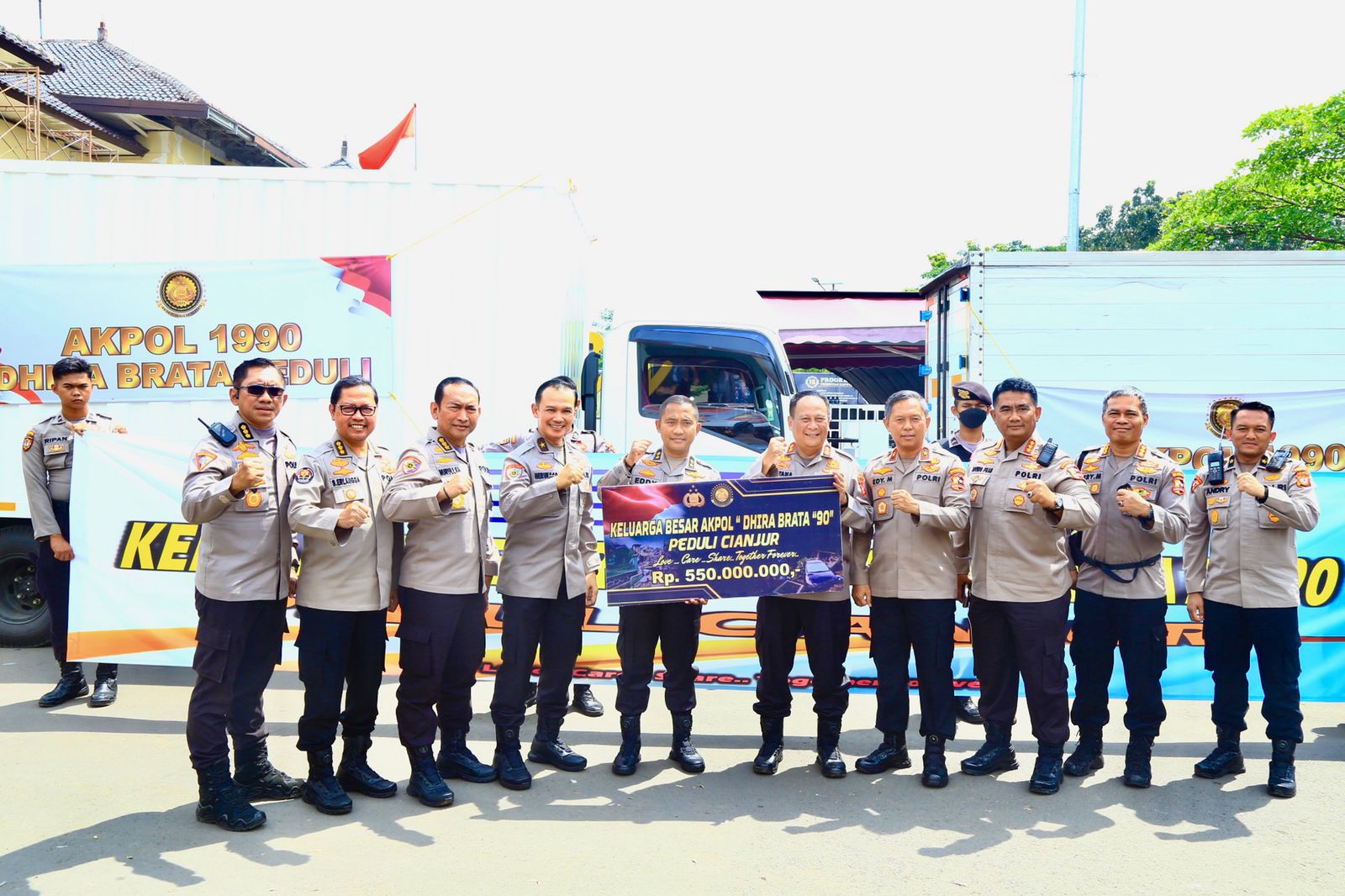 Keluarga besar alumni Akademi Kepolisian (Akpol) 1990 Batalyon Dhira Brata saat memberikan bantuan bagi korban terdampak gempa bumi Cianjur