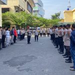 Karo Ops Polda Sumsel memberikan pengarahan langsung kepada Anggota satker Polda Sumsel dalam pelaksanaan lintas ganti piket fungsi termasuk lintas ganti piket Command Center Biroops Polda Sumatera Selatan. Kamis (8/12/2022) pagi