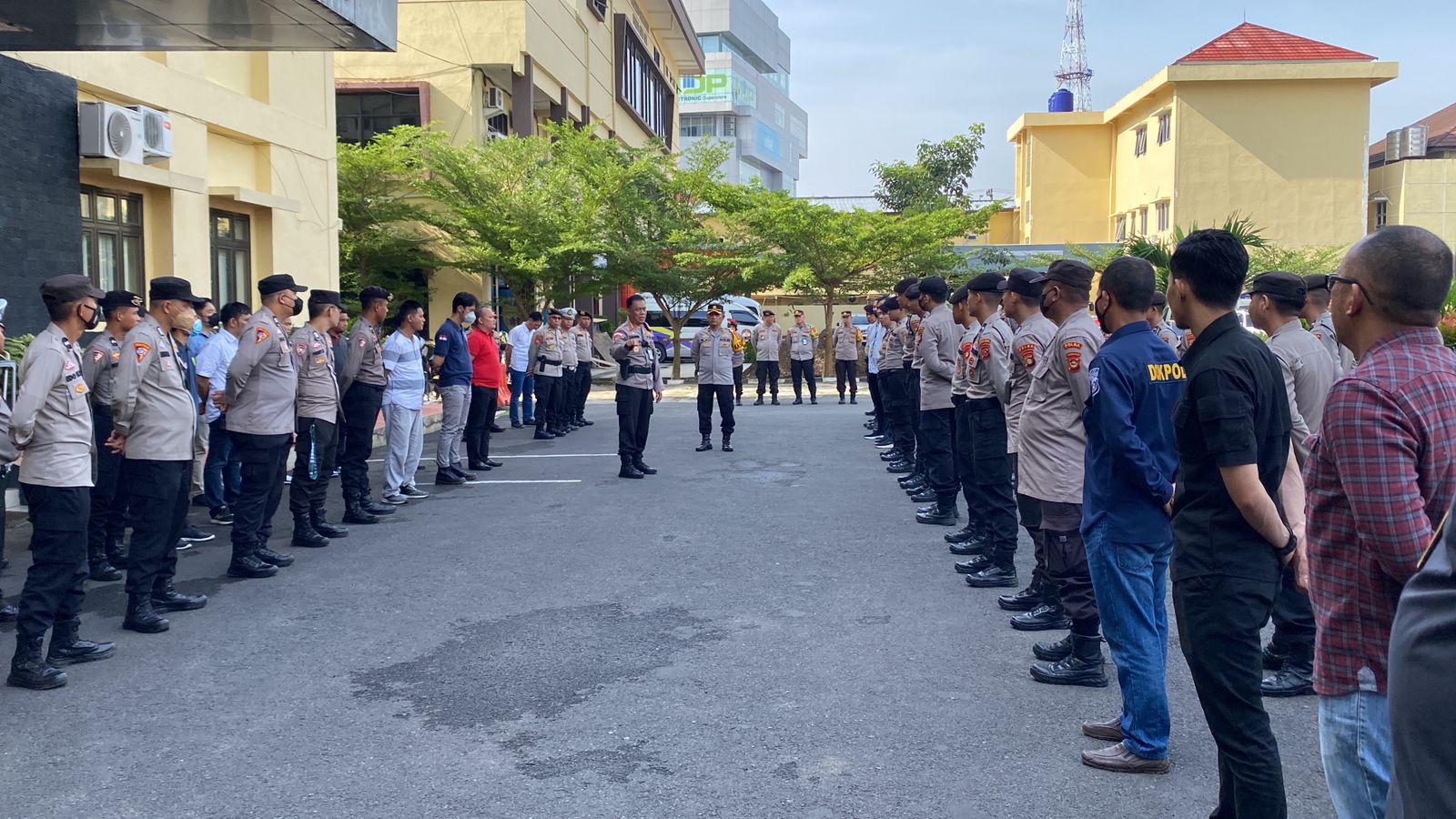 Karo Ops Polda Sumsel memberikan pengarahan langsung kepada Anggota satker Polda Sumsel dalam pelaksanaan lintas ganti piket fungsi termasuk lintas ganti piket Command Center Biroops Polda Sumatera Selatan. Kamis (8/12/2022) pagi