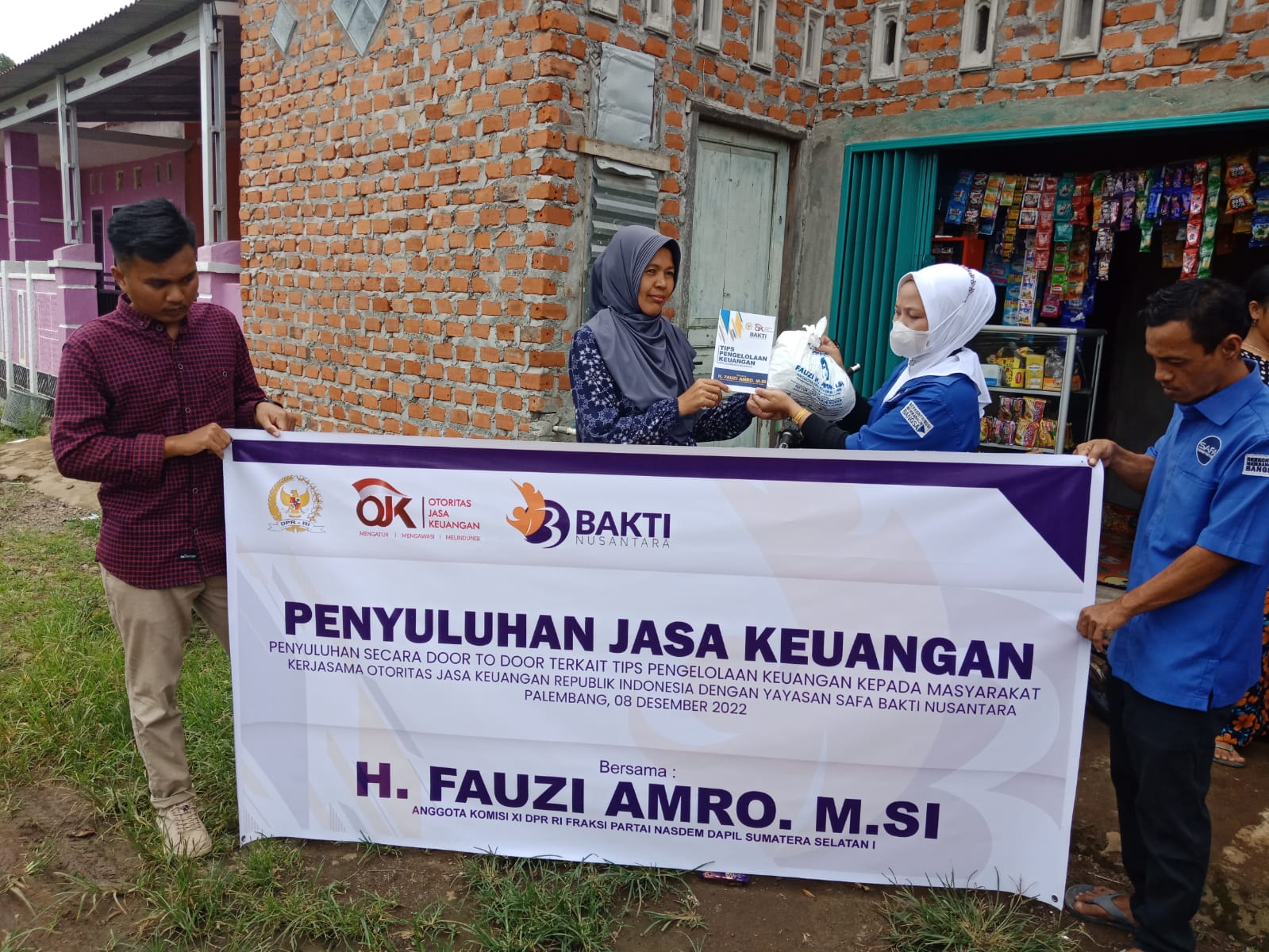 Yayasan Safa Bakti Nusantara bersama OJK dan anggota DPR RI Fraksi Partai Nasdem, Auzi Amro memberikan bantuan 500 paket sembako dan penyuluhan tentang pengelolaan keuangan