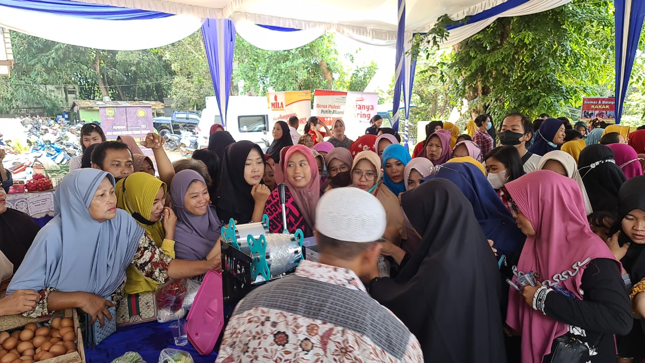 IKAPPI Sumsel saat membagikan es cendol dan es jeruk gratis kepada warga, Kamis (8/12/2022)
