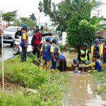 Anggota TNI dari Kodim 0418/Palembang membantu warga menanggulangi banjir akibat hujan deras di kota Palembang, Jumat (09/12/2022)