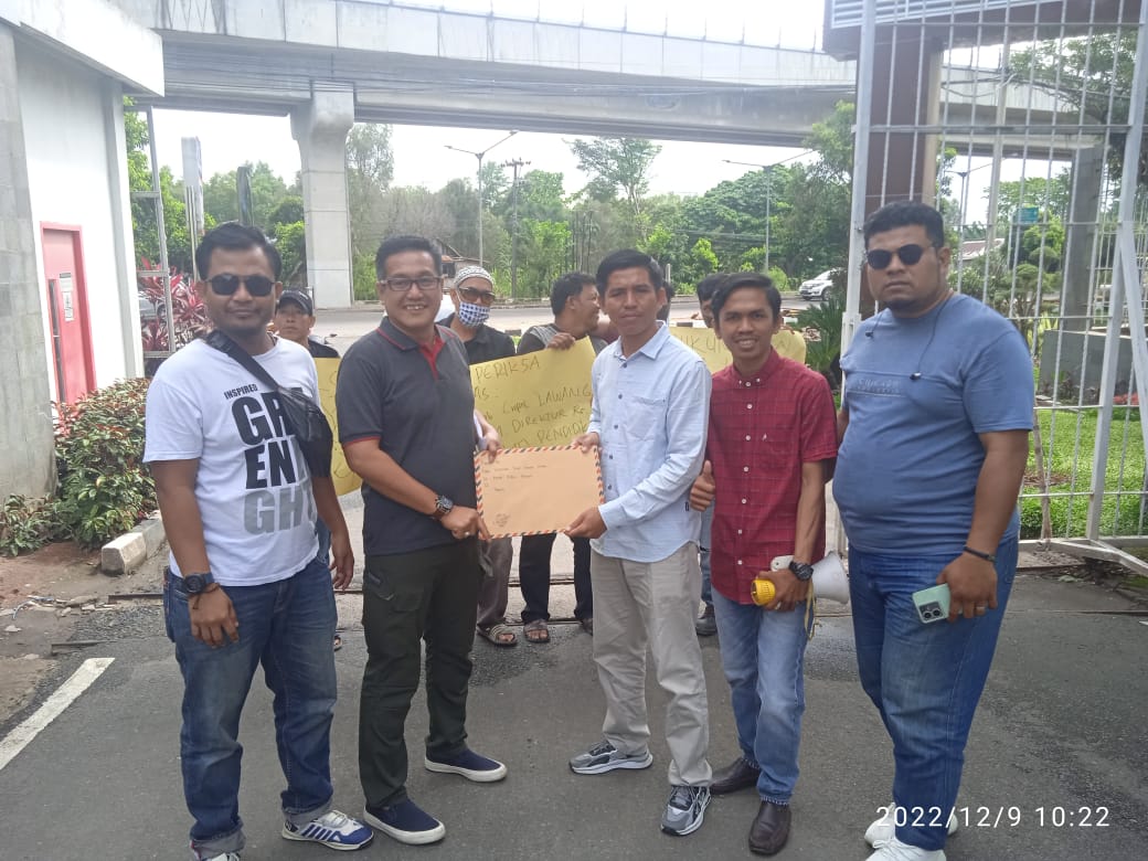 Aliansi Pemuda Sumsel Bersatu (APSB) unjuk rasa di depan kantor Kejaksaan Tinggi Sumatra Selatan, Jumat (9/12/2022)