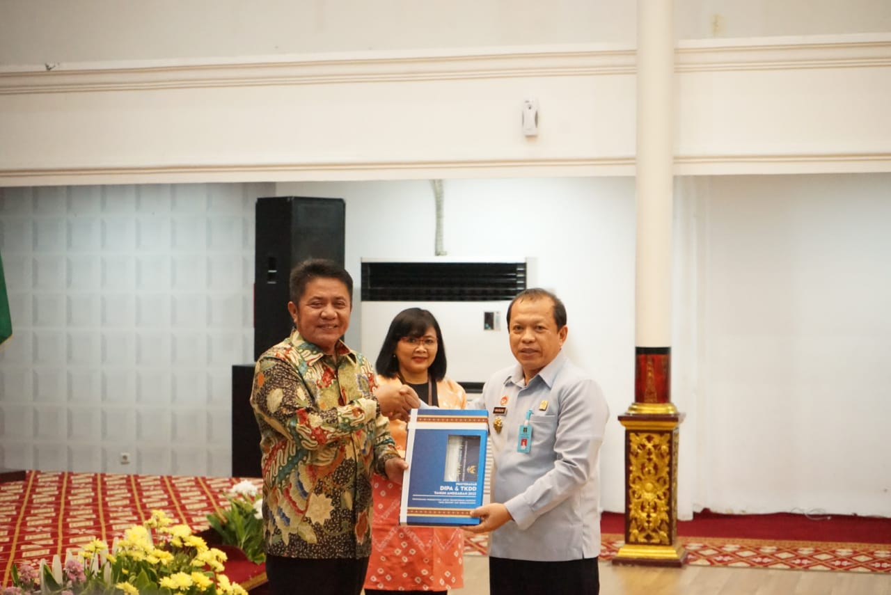Gubernur Sumsel didampingi Kakanwil DJPb Sumsel Lydia Kurniawati Christyana menyerahkan DIPA Petikan dan DA-TKD secara simbolis kepada perwakilan sepuluh Satuan Kerja dan Pemerintah Daerah