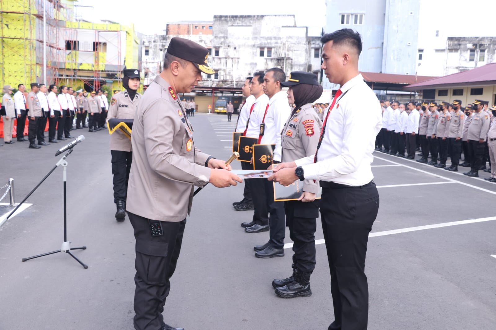Kapolda Sumsel Irjen Pol A.Rachmad Wibowo SIK memberikan piagam penghargaan kepada personel Polda Sumsel, Polres dan Polsek jajaran, Senin (12/12/2022)