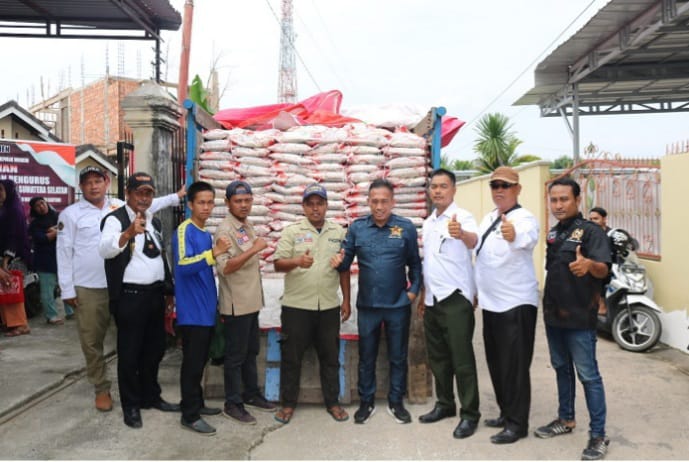 BPI KPNPA RI menyalurkan beras kepada warga sebanyak 1500 orang yang berhak mendapatkannya, Selasa (13/12/2022)