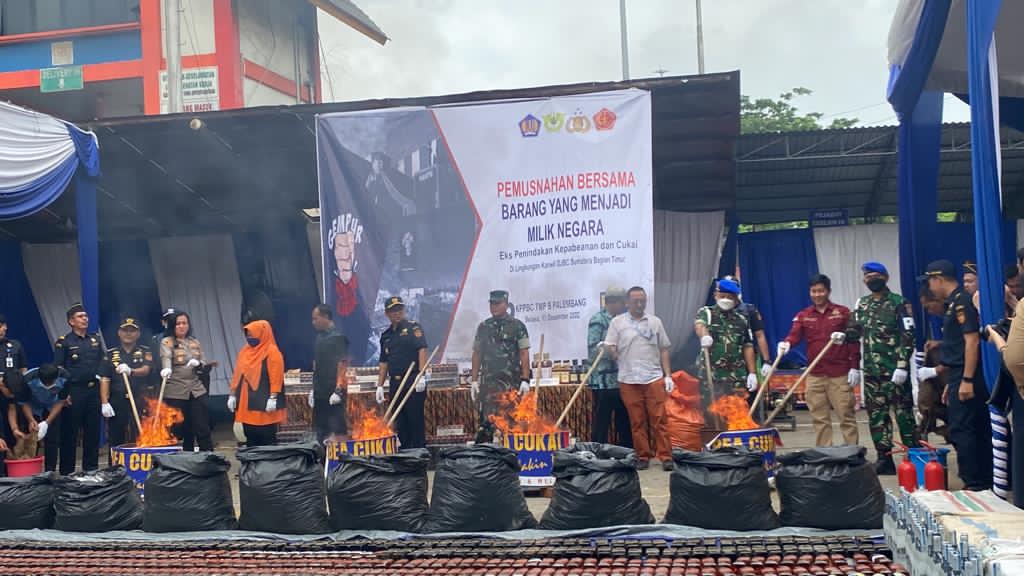 Pemusnahan bersama barang yang menjadi milik negara eks penindakan kepabean dan cukai di lingkungan Kanwil DJBC Sumatera Bagian Timur, KPPBC TIMP B Palembang. Selasa (13/12/2022)