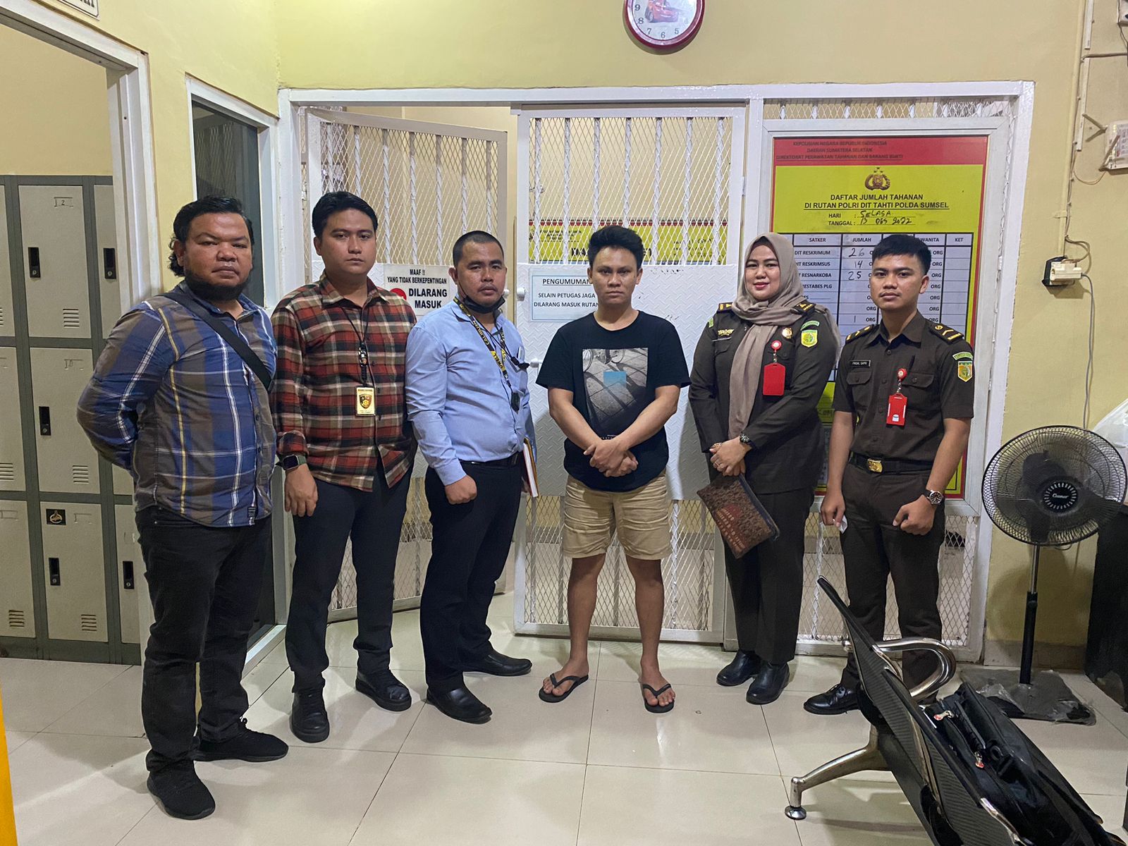 Penyidik Subdit V Siber Ditreskrimsus Polda Sumsel melaksanakan penyerahan tersangka dan barang bukti tahap dua kasus Illegal Access ke Kejati Sumsel