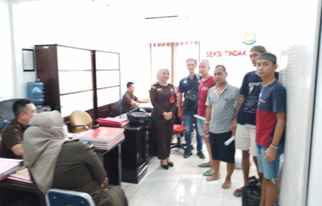 Penyidik unit 2 Subdit IV Tipidter Ditreskrimsus Polda Sumsel melakukan pelimpahan tahap dua perkara tindak pidana penyalahgunaan BBM bersubsidi yang terjadi di OKI ke Kejati Sumsel