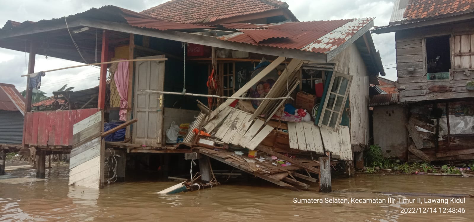 Kondisi rumah usai tersenggol tongkang, Kamis (14/12/2)