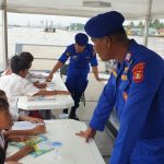 Ditpolairud Polda Sumsel, modifikasi Kapal Pol V 3005 Sei Rawas memberikan Fasiltas Perpustakaan Apung kepada siswa di pesisir Sungai Musi.
