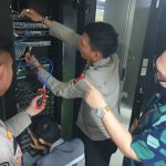 Personil Bid TIK saat melakukan penguatan jaringan ITE