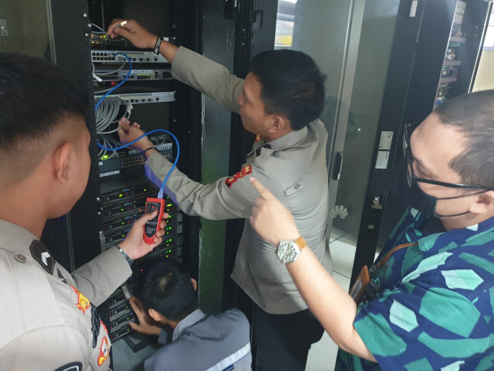 Personil Bid TIK saat melakukan penguatan jaringan ITE
