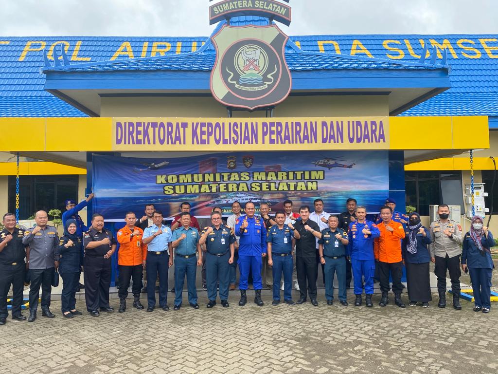 Ditpolairud Polda Sumsel berfoto bersama Komunitas Maritim Sumatera Selatan