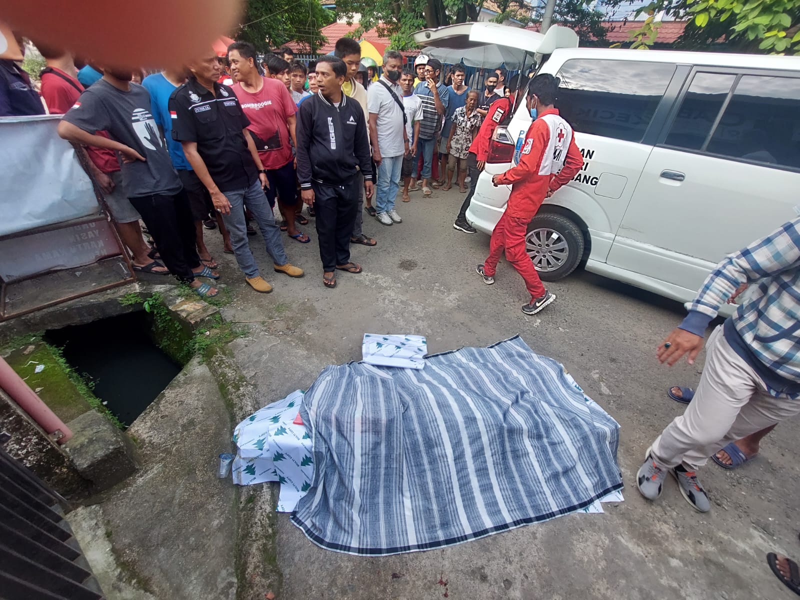 Korban tewas akibat luka tusuk saat akan dibawa ke RS Bhayangkara, Jumat (16/12/2022) pagi