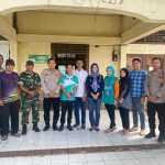 Kapolsek Indralaya AKP Herman Romlie didampingi Kanit Binmas Aiptu Esky, Kanit Intelkam Aipda Syahrul Rasyid dan Camat Indralaya Lamsari melakukan giat peninjauan dan pengecekan kesiapan panitia Pilkades di Desa Tanjung Sejaro