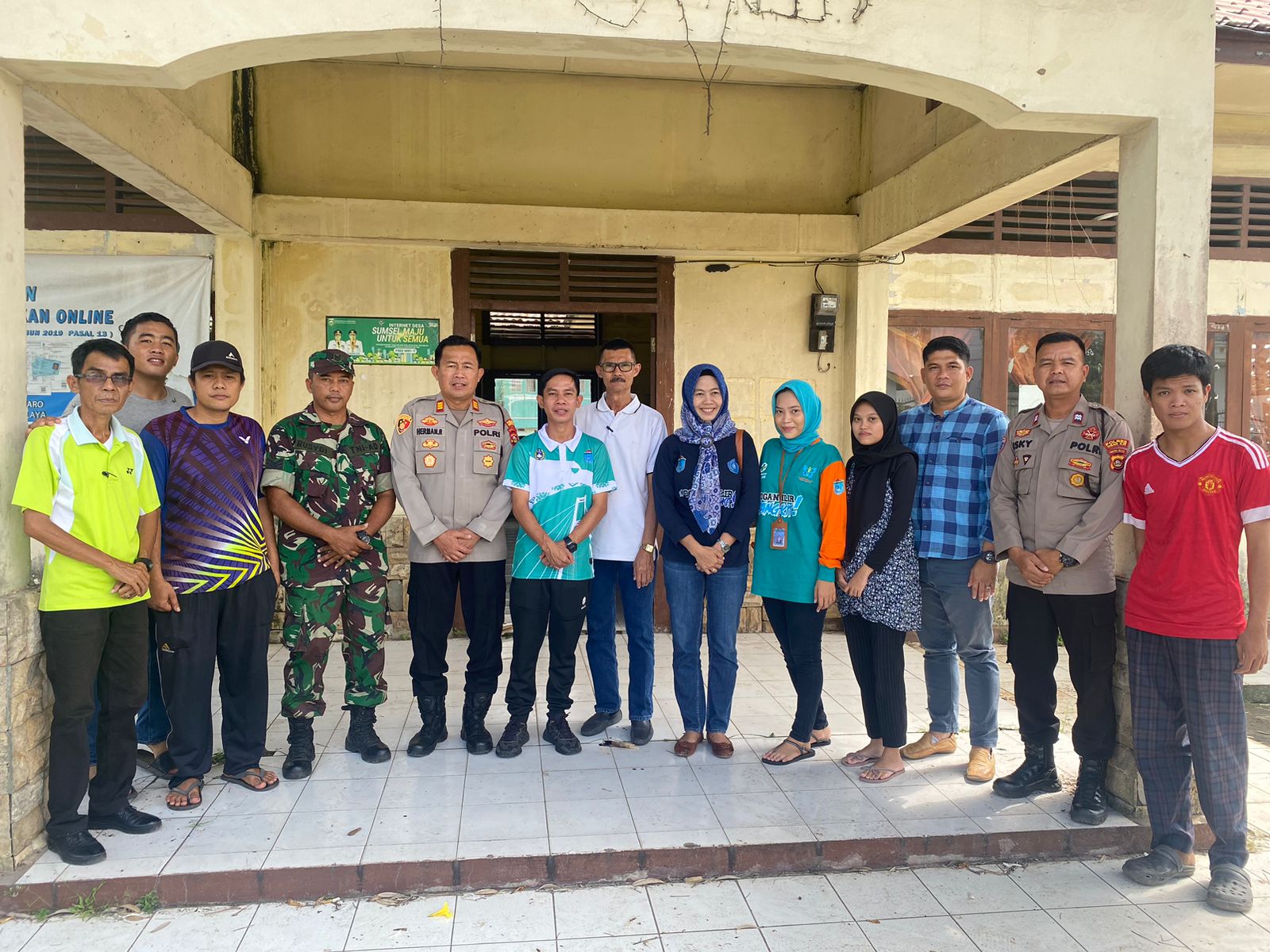 Kapolsek Indralaya AKP Herman Romlie didampingi Kanit Binmas Aiptu Esky, Kanit Intelkam Aipda Syahrul Rasyid dan Camat Indralaya Lamsari melakukan giat peninjauan dan pengecekan kesiapan panitia Pilkades di Desa Tanjung Sejaro