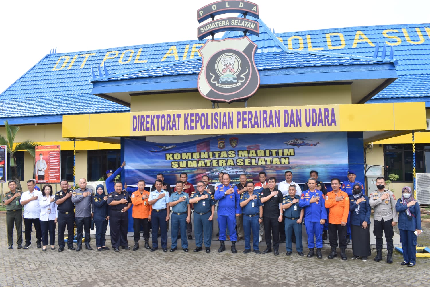 Direktorat Reserse Kriminal Khusus (Ditreskrimsus) Polda Sumsel berfoto bersama Komunitas Maritim