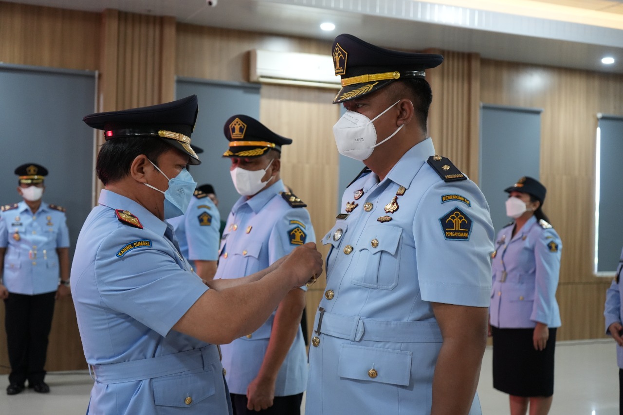 Kakanwil Kemenkumham Sumsel, Harun Sulianto melantik 7 orang pejabat administrasi dan 1 orang pejabat fungsional Kemenkumham Sumsel, Senin (19/12/2022)