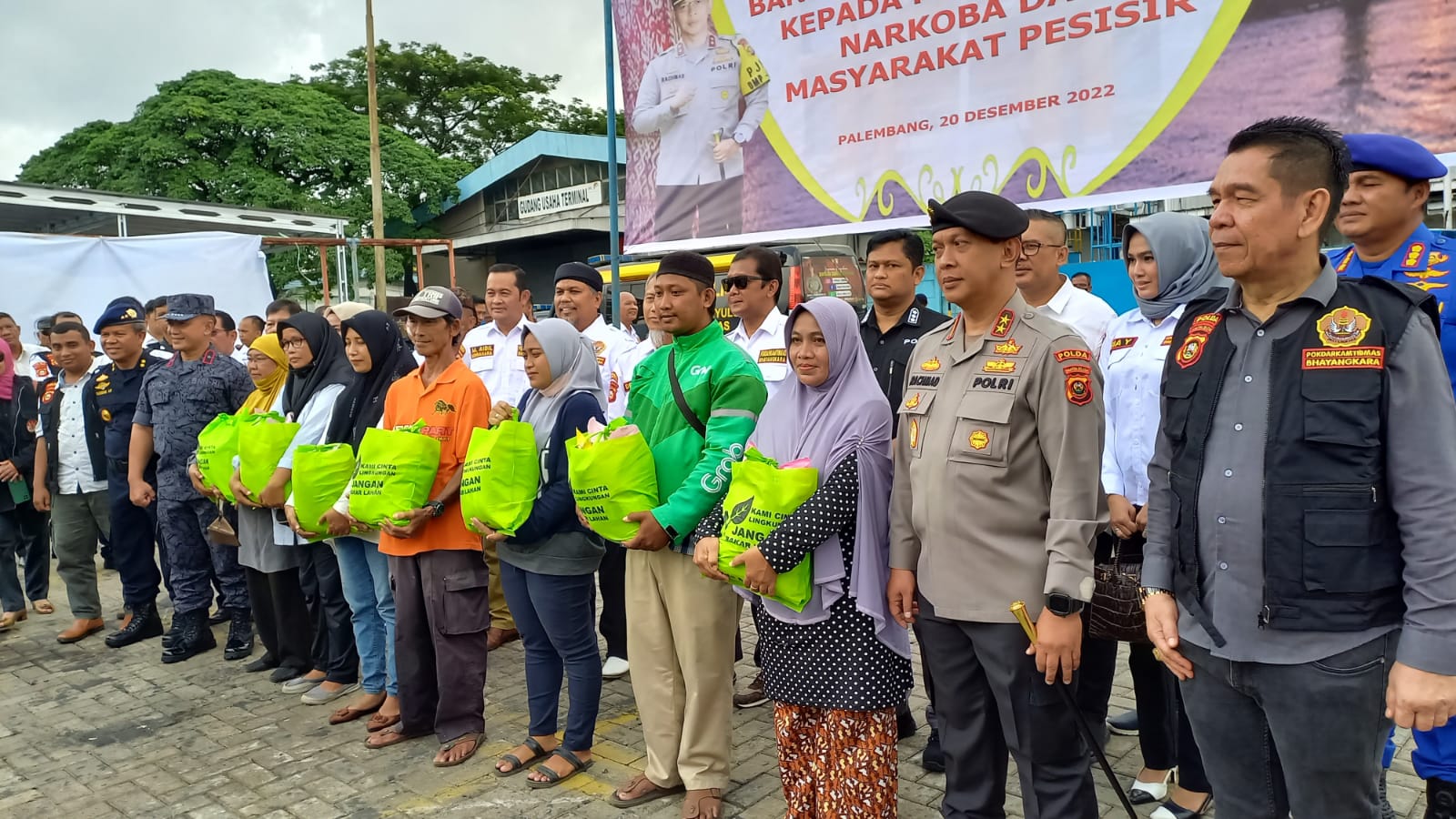 Polda Sumsel bersama dengan Bea Cukai,Badan Narkotika Nasional Provinsi (BNNP) Sumsel, LANAL Palembang hingga Kanwil DJBC Sumbagtim , menggelar apel patroli sinergitas di Lapangan Parkir Multi Purpose pelabuhan Boom Baru Palembang, Selasa (20/12/2022