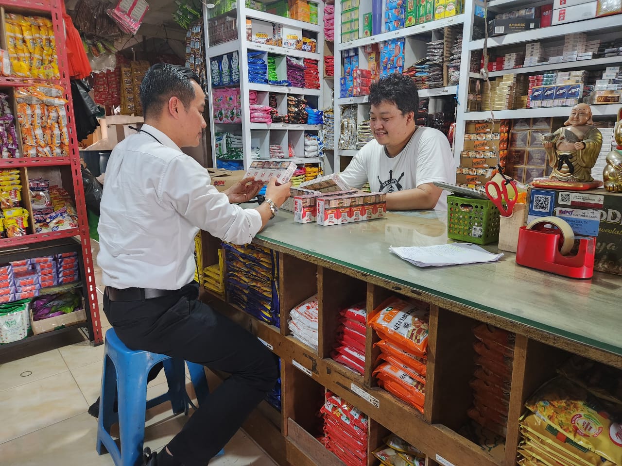 Panit 1 Subdit I Indagsi Ditreskrimsus Polda Sumsel, Ipda Hendry Prayudha saat menysosialisasikan UU Perlindungan Konsumen ke pedagang pasar