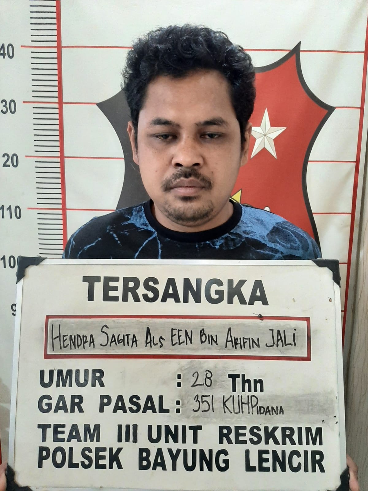 Hendra Als Een (28), pelaku penganiayaan saat diamankan Polsek Bayung Lencir