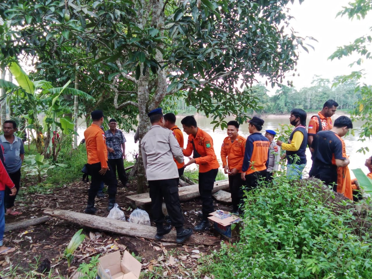 Satpolairud Polres Muba bersama unsur terkait yaitu BPBD dan Tagana bersama masyarakat, Senin (19/12/2022) melakukan pencarian korban yang diduga hilang tenggelam di Desa Lumpatan II