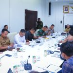 Pj Bupati Muba saat memimpin rapat paparan Tim Penyusun Dokumen mengenai Tata Kelola Tambang Minyak Masyarakat di Kabupaten Muba, bertempat di Ruang Rapat Bupati, Selasa (20/12/2022)