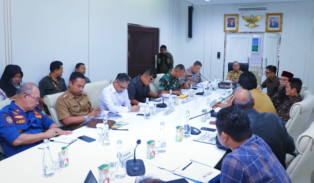 Pj Bupati Muba saat memimpin rapat paparan Tim Penyusun Dokumen mengenai Tata Kelola Tambang Minyak Masyarakat di Kabupaten Muba, bertempat di Ruang Rapat Bupati, Selasa (20/12/2022)