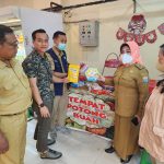 Petugas unit 4 Subdit 1 Tipid Indagsi Ditreskrimsus Polda Sumsel dipimpin Panit 4, Ipda Hendri saat sidak ke salah satu toko ritel modern di Palembang