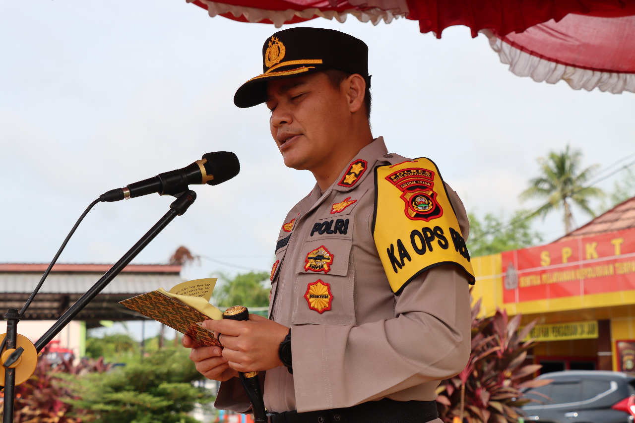 Kapolres AKBP Siswandi menyampaikan amanat Kapolri Jenderal Polisi Listyo Sigit Prabowo, saat Apel Gelar Pasukan Operasi Lilin 2022, Kamis (22/12/2022)