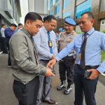 Provost Bid Propam saat memerika dokumen senpi pinjam pakai personil Ditreskrimsus Polda Sumsel